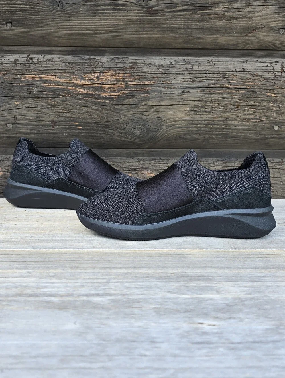 Clarks Un Rio Knit Athleisure Minimalist Knit Shimmer Comfort Sneakers 7M